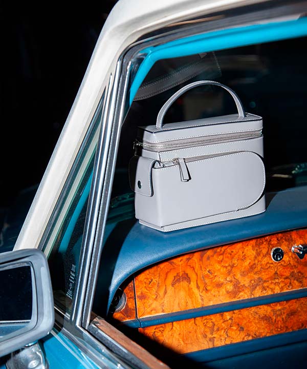 Merryl Tielman | shiny gray Esther hand/shoulder bag