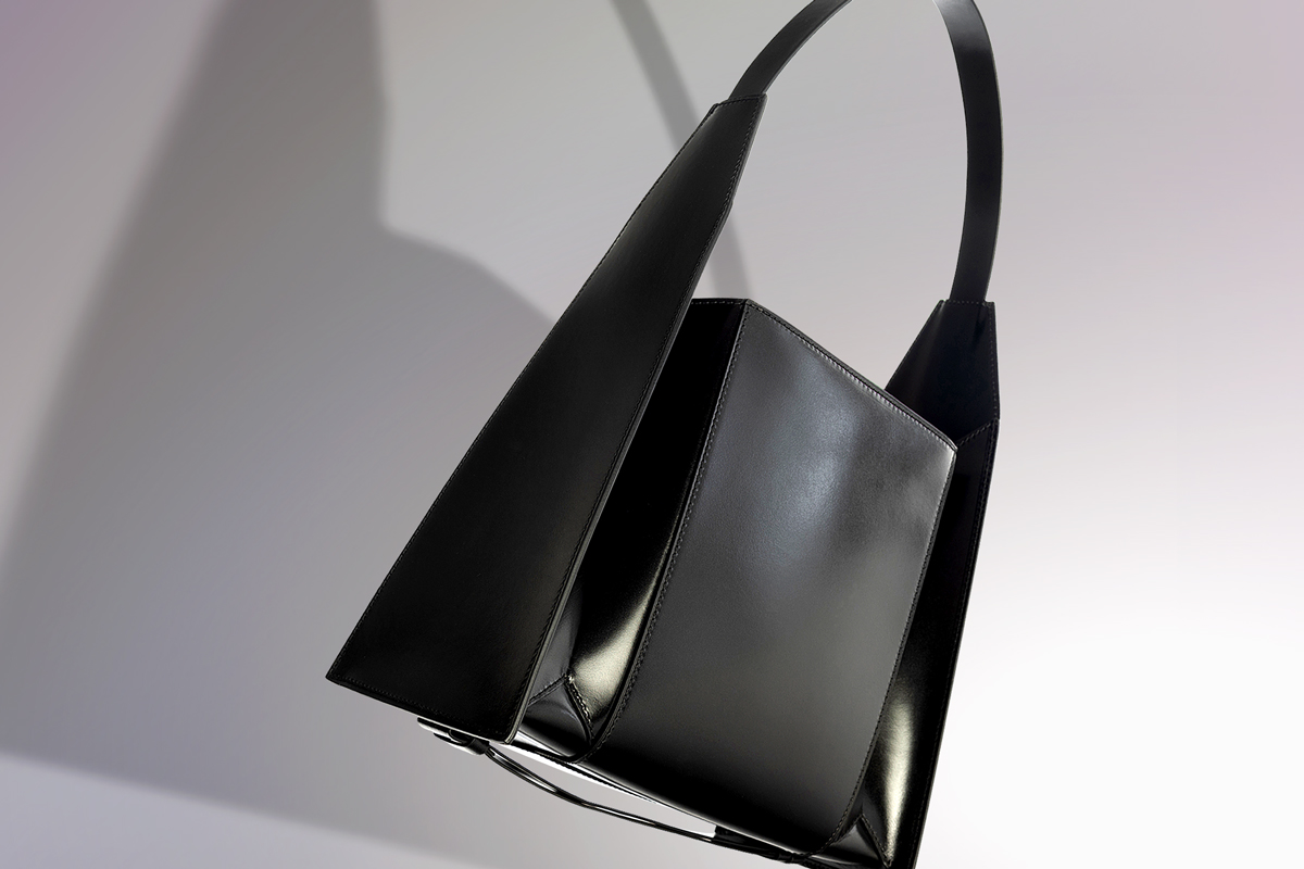 Merryl Tielman, Angelo bag: a small tote with an adjustable strap. Made in Italy, vegetable tanned cow leather, colour black.