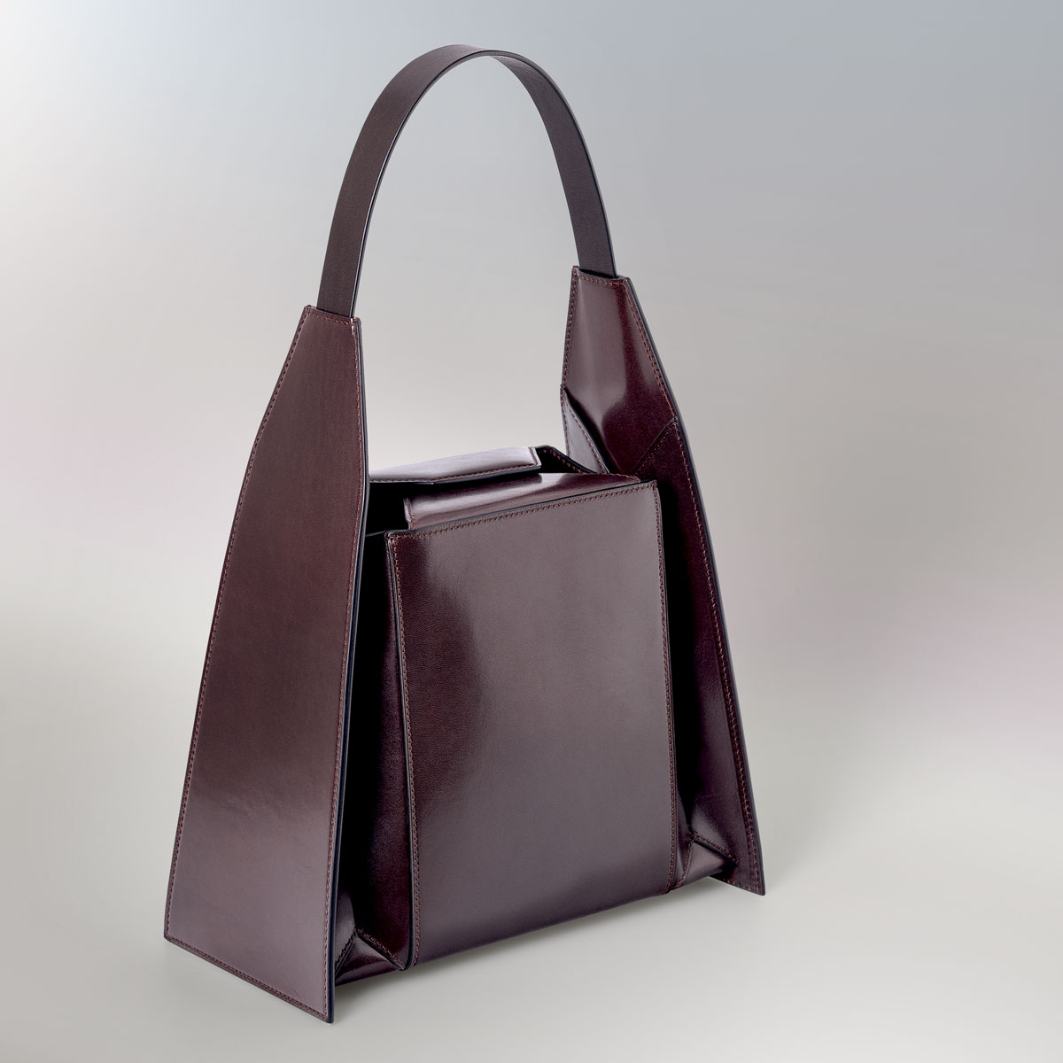 Merryl Tielman, Angelo bag: a small tote with an adjustable strap. Made in Italy, vegetable tanned cow leather, colour aubergine.