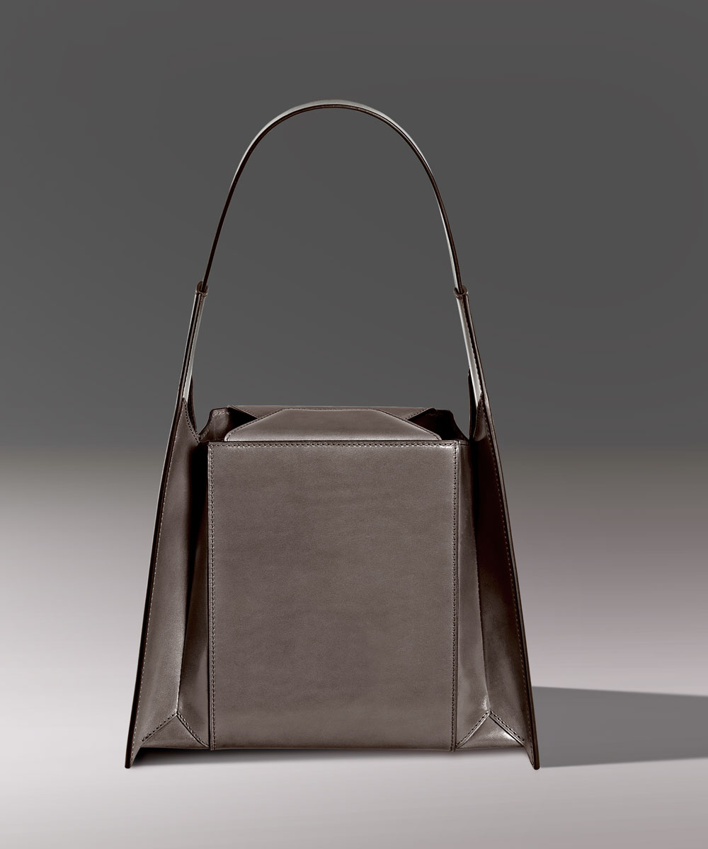 Merryl Tielman, Angelo bag: a small tote with an adjustable strap. Made in Italy, vegetable tanned cow leather, colour gray.