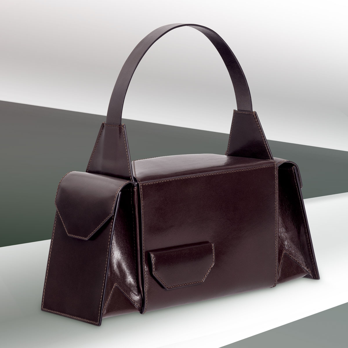 Merryl Tielman, Barbara bag: an elegant yet sturdy handbag with two large outside pockets to carry your things in an organized manner. Made in Italy, vegetable tanned cow leather, colour aubergine.