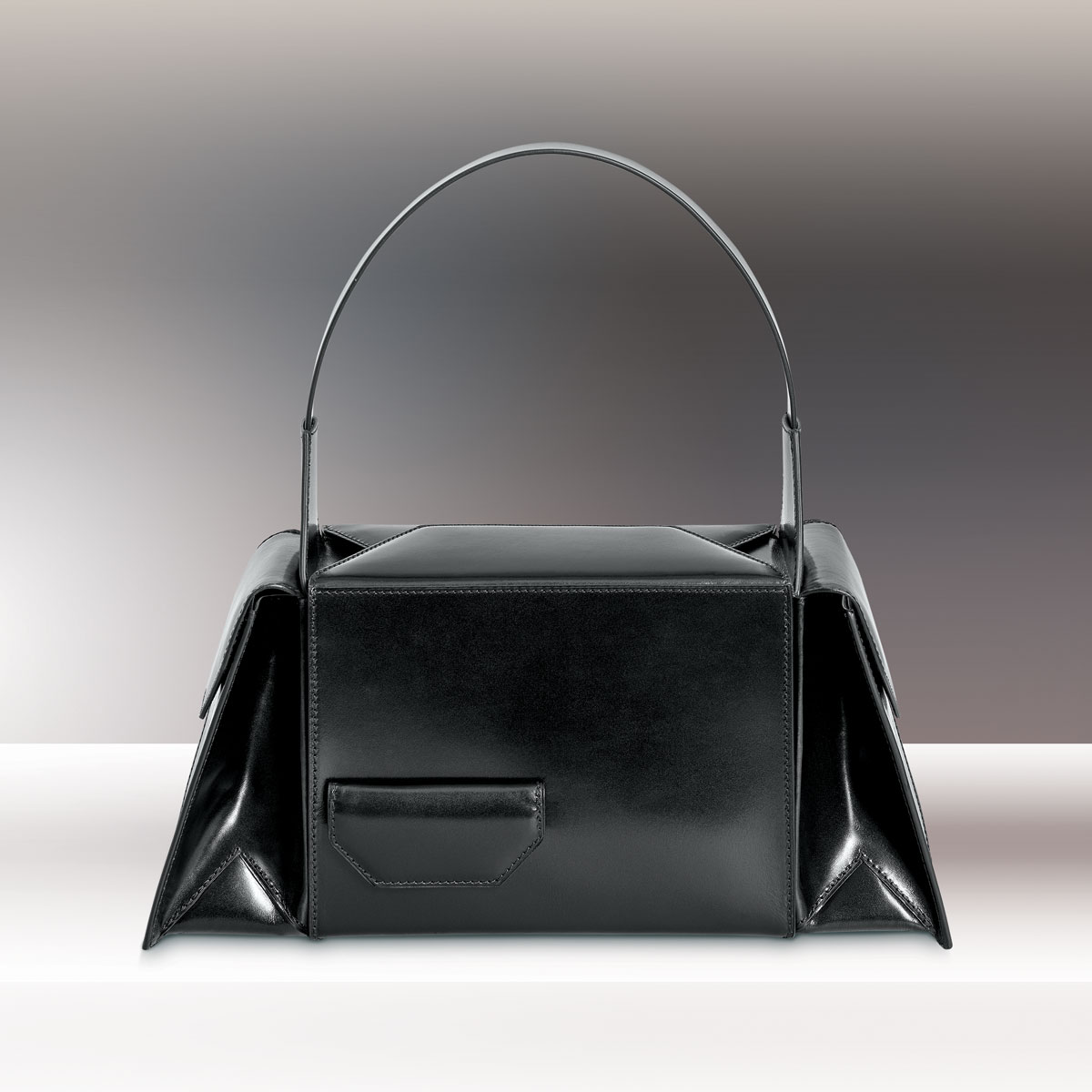 Merryl Tielman, Barbara bag: an elegant yet sturdy handbag with two large outside pockets to carry your things in an organized manner. Made in Italy, vegetable tanned cow leather, colour black.