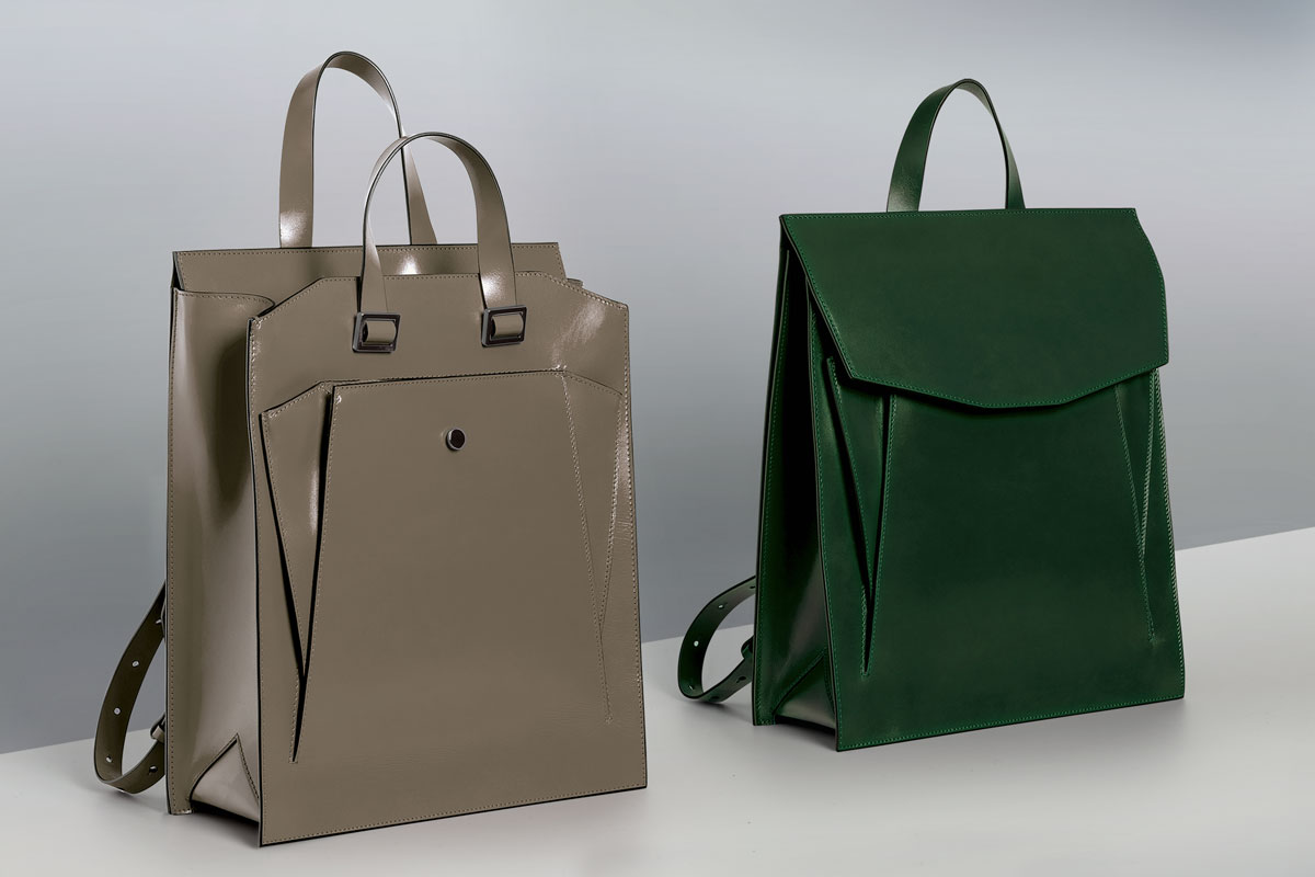 Merryl Tielman, Claudie bag: a convertible backpack/tote with adjustable/removable back straps and handles. Made in Italy, vegetable tanned cow leather, colours gray and dark green.