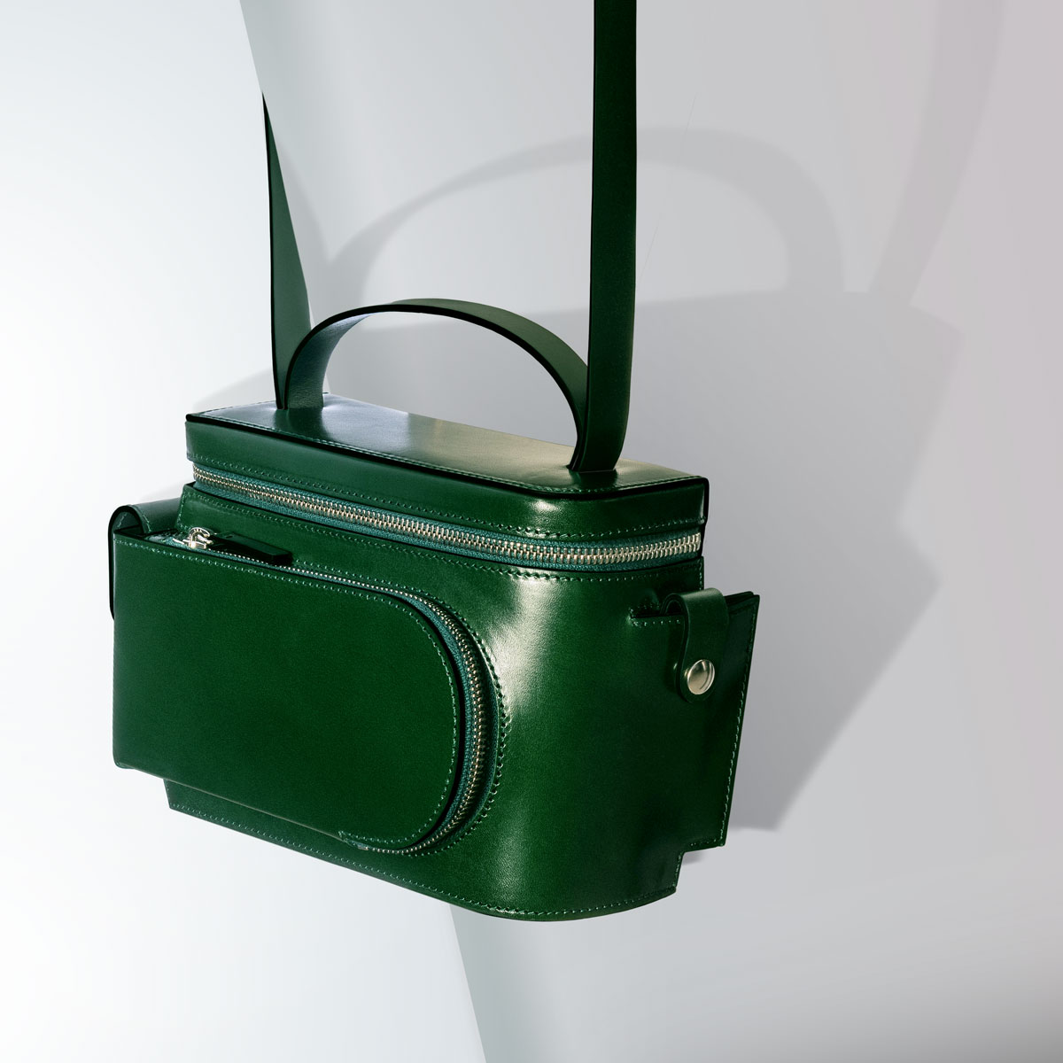 Merryl Tielman, Esther bag: a compact bag, to be to worn over the shoulder or crossbody, or carried by hand for a vanity style look. Made in Italy, vegetable tanned cow leather, colour dark green.