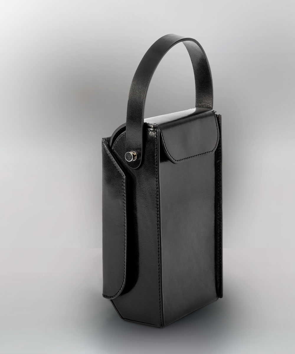 Merryl Tielman, Frank bag: an elegantly sized, rigid crossbody/hand bag with a 'flip open' front compartment. Made in Italy, vegetable tanned cow leather, colour black.