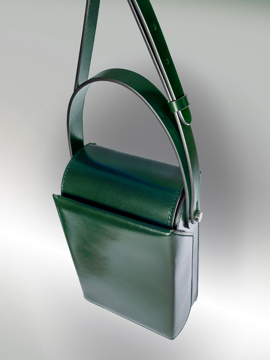 Merryl Tielman, Frank bag: an elegantly sized, rigid crossbody/hand bag with a 'flip open' front compartment. Made in Italy, vegetable tanned cow leather, colour dark green.