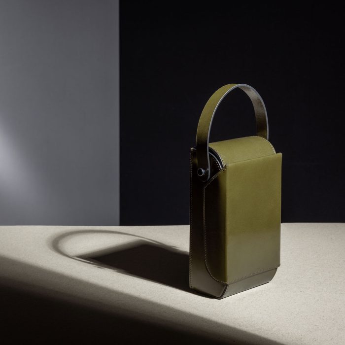 Merryl Tielman, Frank bag: an elegantly sized, rigid crossbody/hand bag with a 'flip open' front compartment. Made in Italy, vegetable tanned cow leather, colour olive.