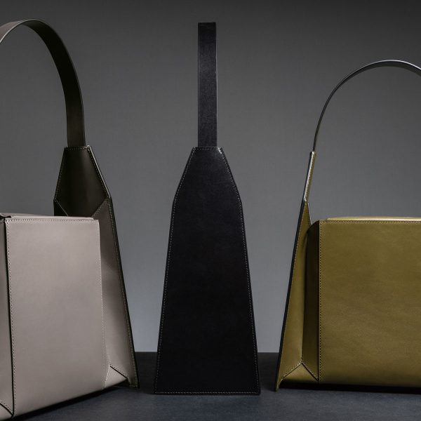 Merryl Tielman, Angelo bag: a small tote with an adjustable strap. Made in Italy, vegetable tanned cow leather, colours gray, black and olive.