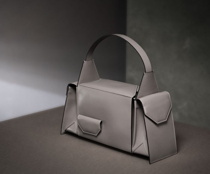 Merryl Tielman, Barbara bag: an elegant yet sturdy handbag with two large outside pockets to carry your things in an organized manner. Made in Italy, vegetable tanned cow leather, colour gray.